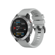 Harmaa älykello digitaalinäytöllä ja silikonirannekkeella, täydellinen Garmin Fenix käytettäväksi