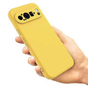 Keltainen Google Pixel 9 Pro XL Silikonikuori kameraleikkauksella kädessä