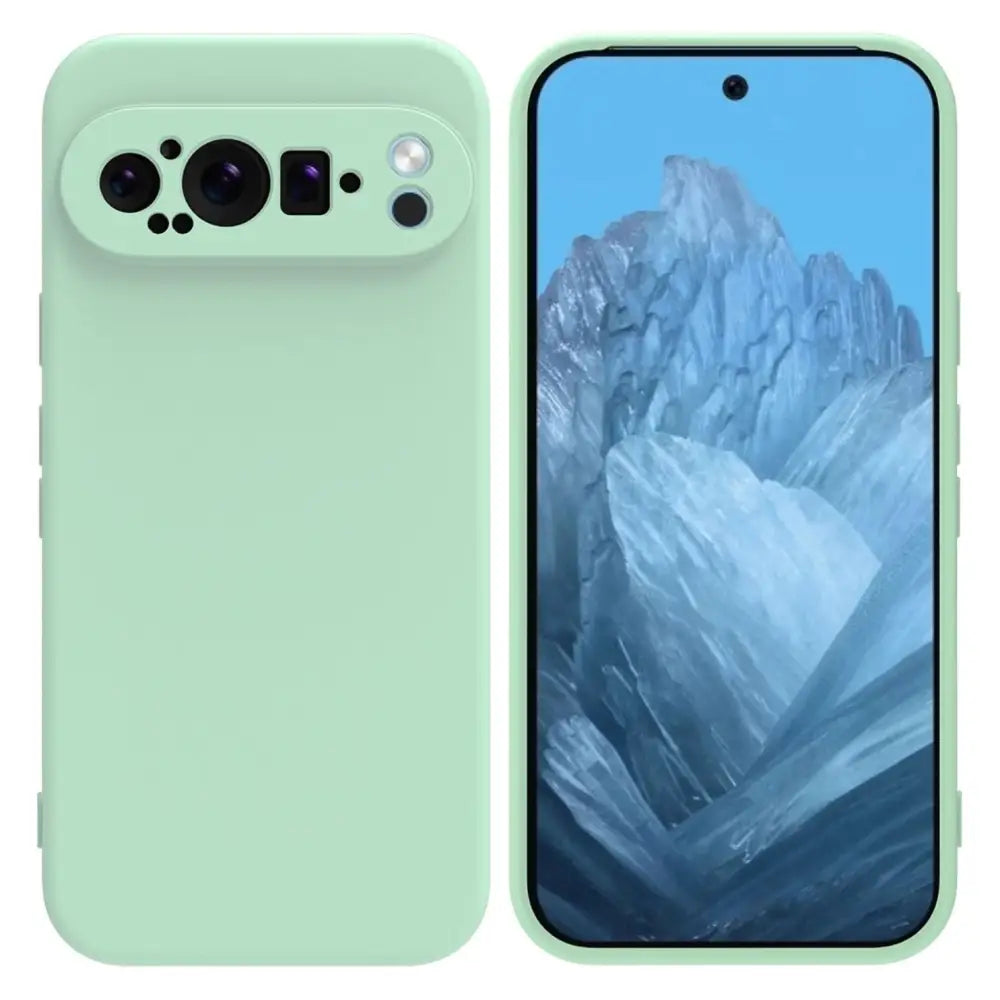Mint vihreä silikonikuori Google Pixel 9 Pro XL kameraleikkauksella ja taustalla vuoristomaisema