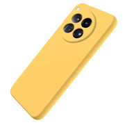 Keltainen OnePlus 12R silikonikuori kolmoiskamera-leikkauksella