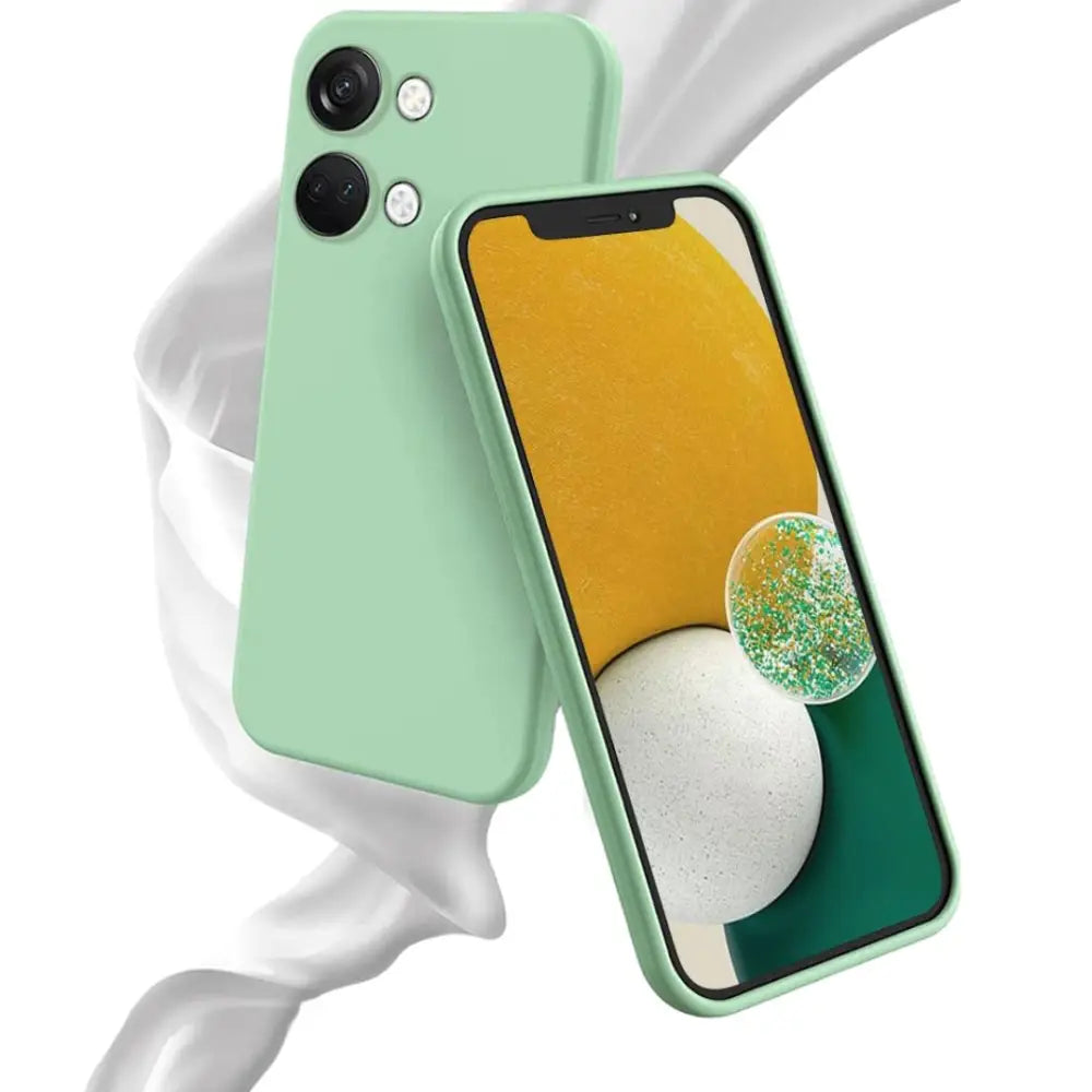 Mint vihreä iPhone kaksinkertaisilla kameroilla ja OnePlus Nord silikoni kuorella
