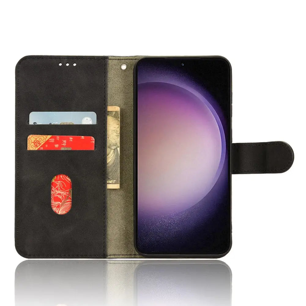 Mustan nahkaisen lompakkosuojakuoren design Samsung Galaxy S23:lle, jossa korttipaikat