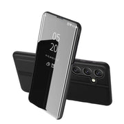 Mustan Samsung Galaxy S24 FE 5G Flip suojakuoren peilipinta ja kolminkertainen kamera