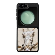 Samsung Galaxy Z Flip 6 kissa suojakuoret - Relaxing Cat - Ei