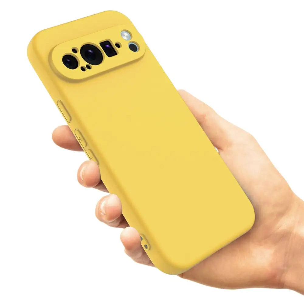 Keltainen Google Pixel 9 Pro XL Silikonikuori kädessä kameraleikkauksella