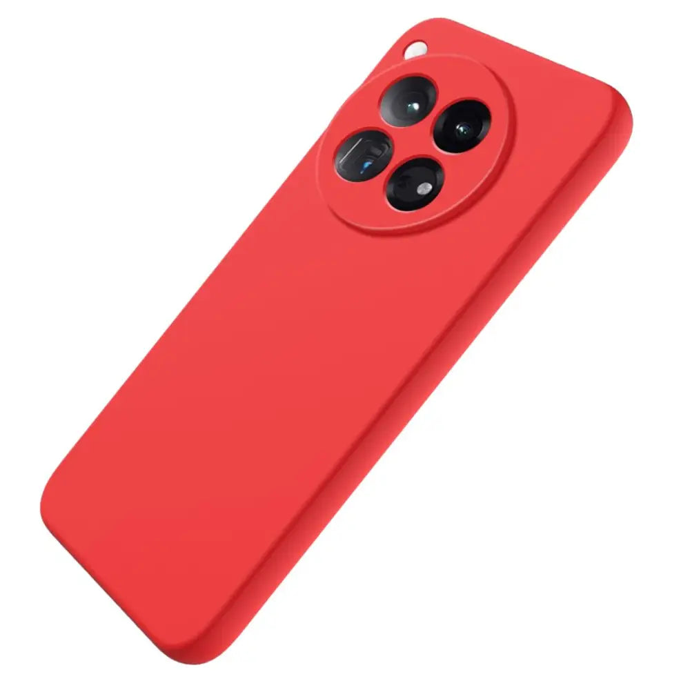 Punainen OnePlus 12R silikonikuori, jossa kolmelle kameralle leikkaus