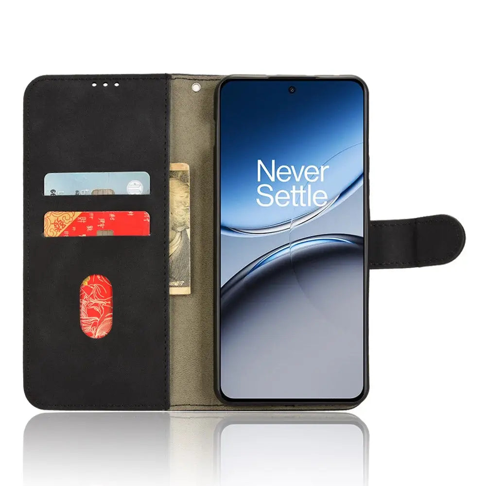 Mustan lompakko suojakotelon ja OnePlus Nordin näyttö, jossa on Never Settle